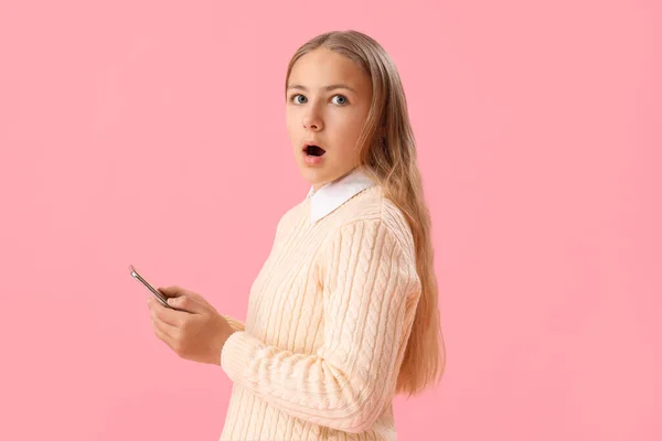 Shocked Little Girl Using Mobile Phone Pink Background — Stock Photo, Image