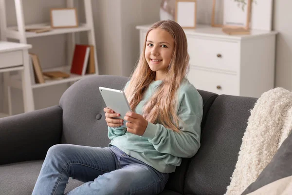 Kislány Használja Tabletta Számítógép Kanapén Otthon — Stock Fotó