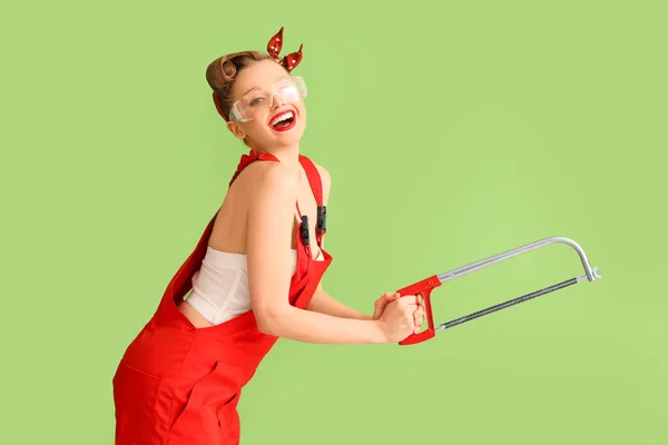 Jonge Pin Vrouw Rood Uniform Met Ijzerzaag Groene Achtergrond — Stockfoto
