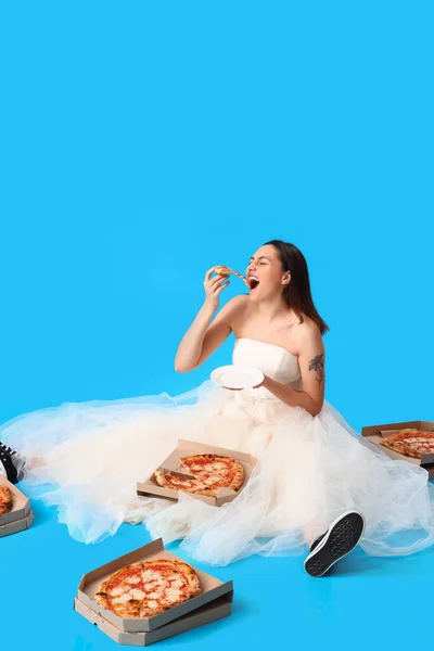 Giovane Donna Abito Bianco Con Gustosa Pizza Seduta Sfondo Blu — Foto Stock
