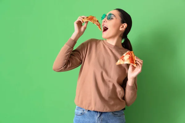Piękna Kobieta Okularach Przeciwsłonecznych Plastrami Smacznej Pizzy Zielonym Tle — Zdjęcie stockowe