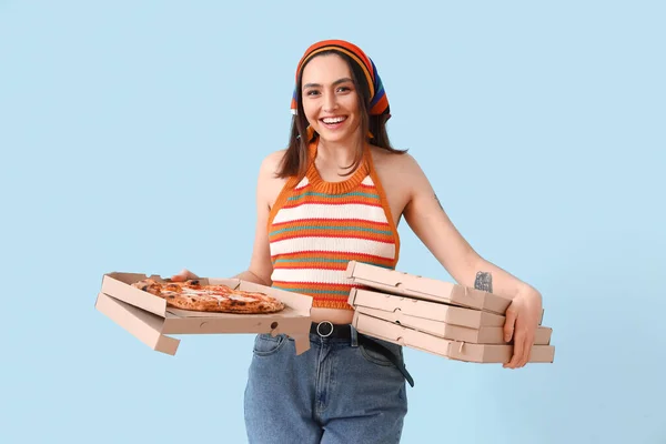 Красива Жінка Коробками Смачної Піци Синьому Фоні — стокове фото