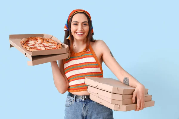 Mulher Bonita Com Caixas Pizza Saborosa Fundo Azul — Fotografia de Stock