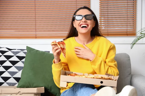 Hermosa Mujer Gafas Con Sabrosa Pizza Viendo Película Sofá Casa — Foto de Stock