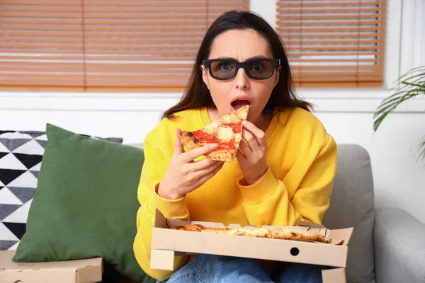 Zszokowana Młoda Kobieta Okularach Smaczną Pizzą Oglądająca Film Kanapie Domu — Zdjęcie stockowe