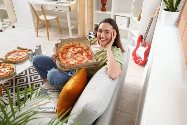 Hermosa Mujer Con Caja Pizza Sabrosa Casa — Foto de Stock