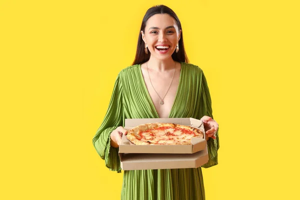 Młoda Kobieta Sukience Pudełkiem Pizzy Żółtym Tle — Zdjęcie stockowe