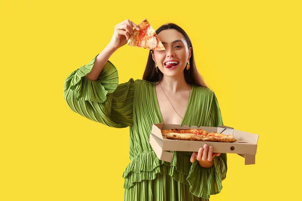 Young Woman Dress Box Tasty Pizza Yellow Background — Stock Photo, Image