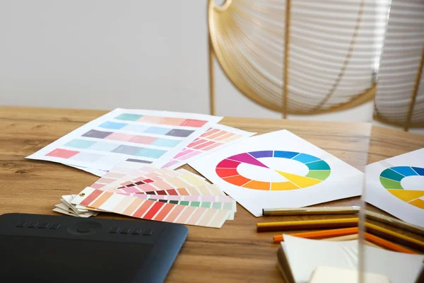 オフィスのグラフィックデザイナーのテーブルの上にカラーパレットをペイント クローズアップ — ストック写真