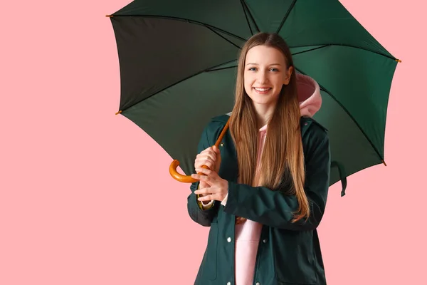 Ragazza Adolescente Con Ombrello Verde Sfondo Rosa — Foto Stock