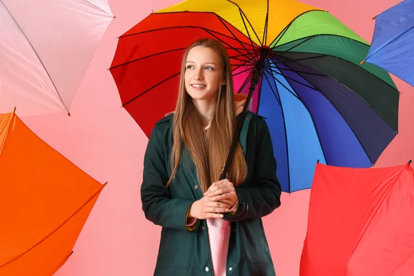 Nastolatka Parasolkami Różowym Tle — Zdjęcie stockowe