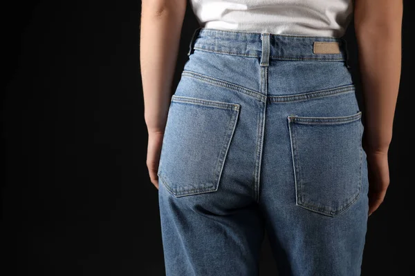 Jovem Mulher Jeans Elegantes Fundo Preto Visão Traseira — Fotografia de Stock