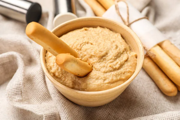 Bowl Med Smakfull Hummus Italiensk Grissini Bordet – stockfoto
