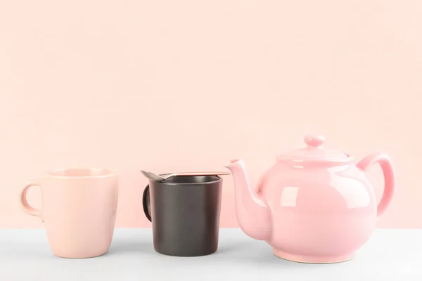 Чайник Кружки Ложки Розовом Фоне — стоковое фото