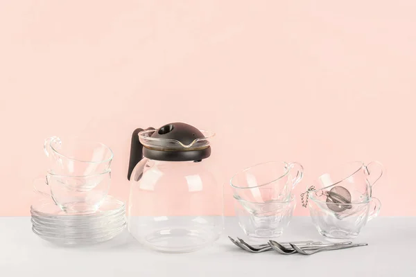 Teekanne Tassen Und Löffel Auf Rosa Hintergrund — Stockfoto