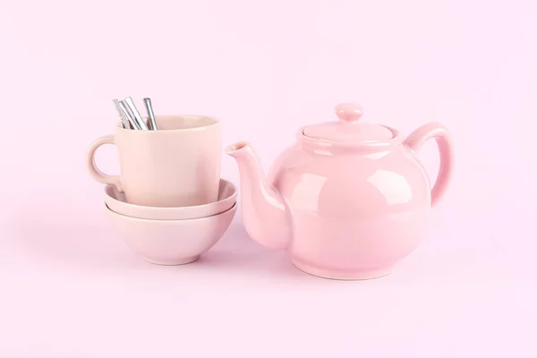 Teapot Bowls Mug Spoons Lilac Background — Stock Photo, Image