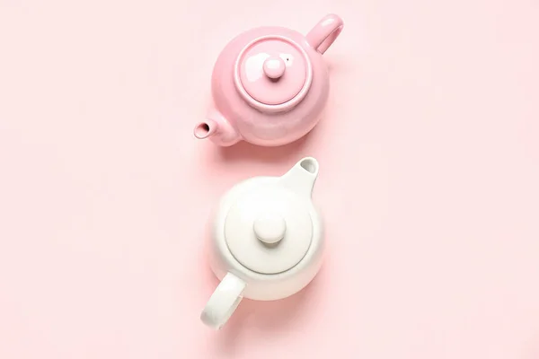 Различные Чайники Розовом Фоне — стоковое фото