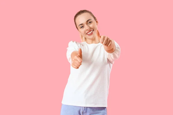 Mooie Jonge Vrouw Tonen Duimen Roze Achtergrond — Stockfoto