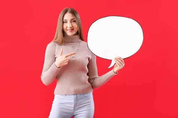 Young Woman Pointing Blank Speech Bubble Red Background — Stock Photo, Image