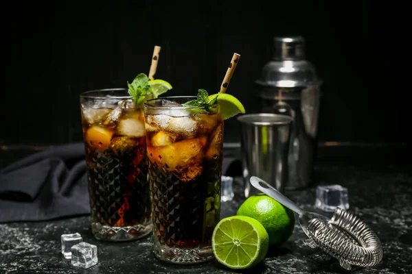 Glazen Koude Cuba Libre Cocktail Donkere Achtergrond — Stockfoto