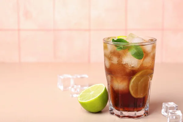 Glas Kallt Kuba Libre Cocktail Bordet — Stockfoto