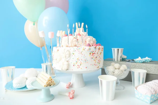 파란색 테이블 이놓인 케이크 — 스톡 사진