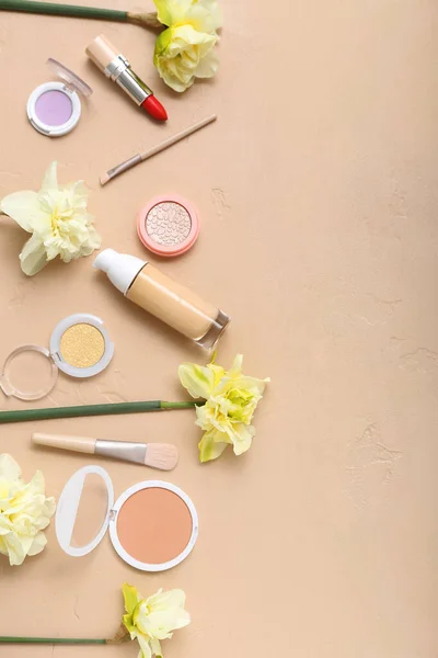 Kaunis Narsissit Eri Kosmetiikka Beige Tausta — kuvapankkivalokuva