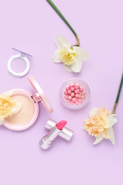 Piękne Żonkile Różnymi Kosmetykami Tle Liliowym — Zdjęcie stockowe
