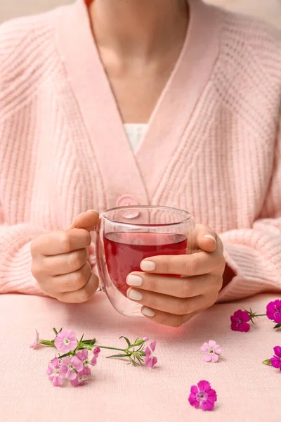 Vrouw Die Lekkere Thee Drinkt Met Delicate Bloemen Roze Tafel — Stockfoto