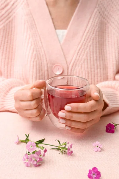 Vrouw Die Lekkere Thee Drinkt Met Delicate Bloemen Roze Tafel — Stockfoto