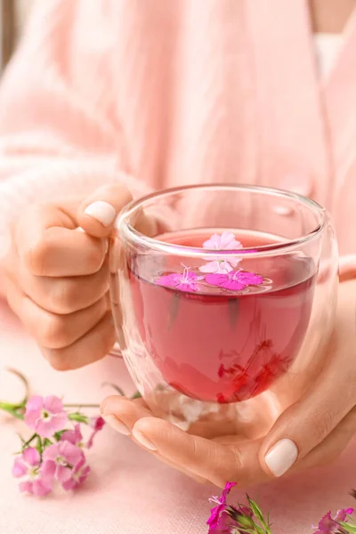 Mains Féminines Avec Tasse Thé Fleurs Délicates Sur Table Rose — Photo