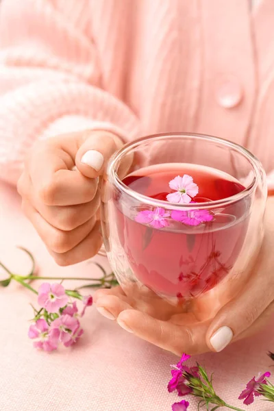 Mãos Femininas Com Xícara Chá Flores Delicadas Mesa Rosa — Fotografia de Stock