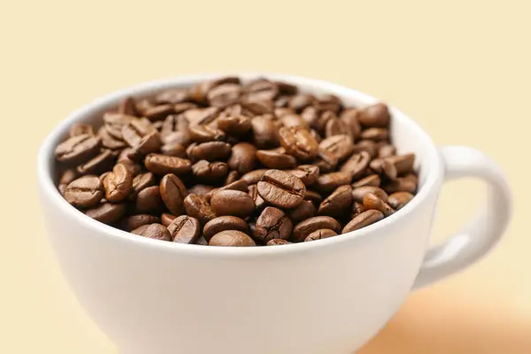 Cup Aromatic Coffee Beans Pale Yellow Background — Stock Photo, Image