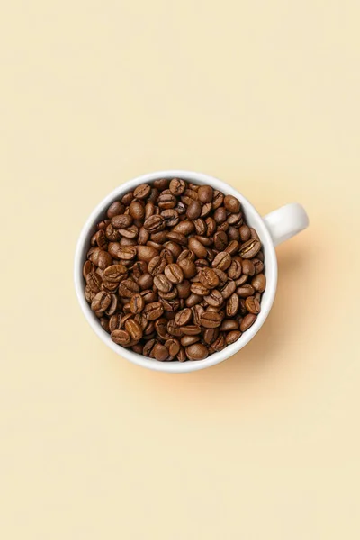 Beker Met Aromatische Koffiebonen Lichtgele Achtergrond — Stockfoto