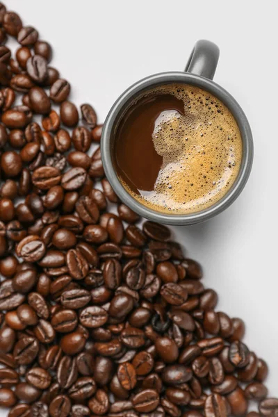 Kopje Koffie Bonen Grijze Achtergrond — Stockfoto