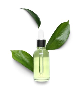 Beyaz arka planda yaprakları olan bir şişe kozmetik yağı.