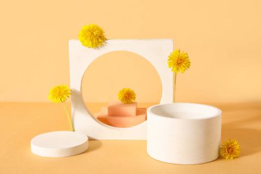 Bej arka planda karahindiba çiçekli dekoratif podyumlar