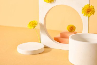 Bej arka planda karahindiba çiçekli dekoratif podyumlar