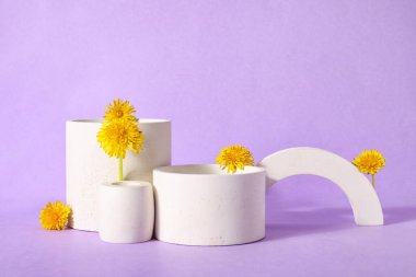 Leylak arka planında karahindiba çiçekleri olan dekoratif podyumlar