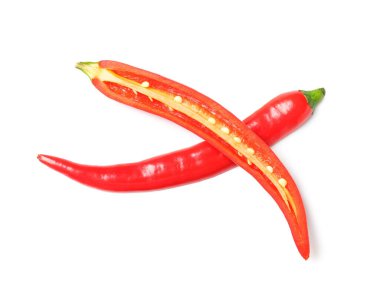 Beyaz arka planda dilimlenmiş taze kırmızı biber.