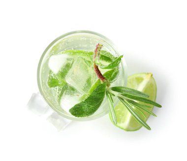Beyaz arka planda izole edilmiş bir bardak mojito.