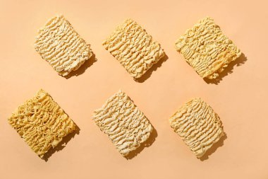 Bej arka planda çiğ erişte.