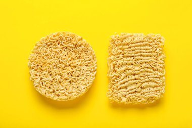 Sarı arka planda çiğ erişte.