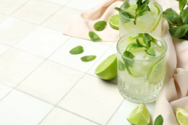 Beyaz fayanslı lezzetli mojito bardakları