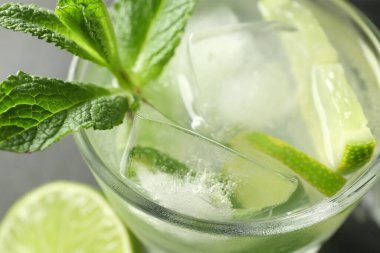 Masada bir bardak mojito, yakın plan.