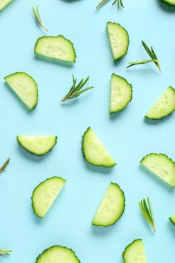 Turkuaz arka planda biberiyeli salatalık dilimleri