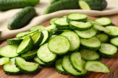 Masada taze salatalık parçaları, yakın plan.