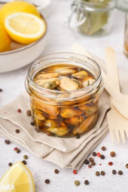 Beyaz arka planda turşulu midye kavanozu