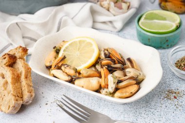 Gri arka planda turşulu midye kasesi