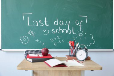 Okulun son günü karatahtaya çizim yapılmış metni sınıfta